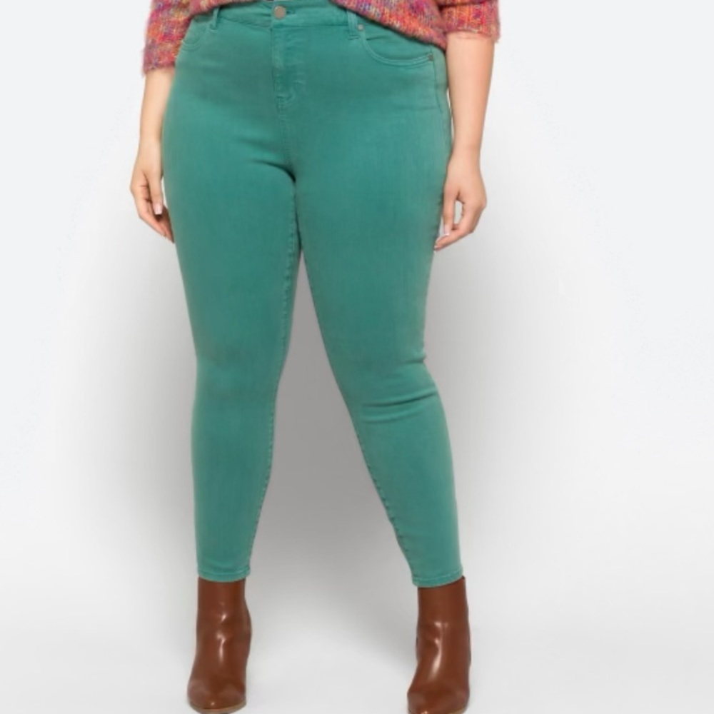 Green in great condition jeans. Skinny. No wearing in color no holes